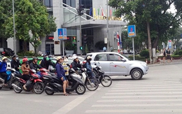 Bị camera AI phạt nguội ghi hình, 1.339 xe máy, 113 ô tô vừa vượt đèn đỏ đối diện mức phạt nào?