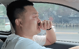 Chuyển hơn 350 triệu cho con trai mới vào đại học, yêu cầu ghi chép chi tiêu hằng ngày, hóa đơn cuối tháng khiến cha ôm mặt khóc