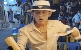 Bất ngờ với danh tính "tổng tài bán phô mai nướng" ở chợ Đà Lạt nổi như cồn ở hiện tại