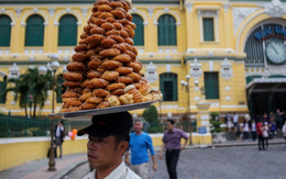 Kiểu bán bánh đội mâm cao như làm xiếc ở miền Tây: 2 loại bánh tuổi thơ khiến ai cũng phải ùa ra mua