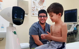 Báo động y tế Hoa Kỳ: Bệnh viện thiếu bác sĩ, sinh viên y không thể hành nghề, Mỹ giải tỏa "cơn khát" thiếu 86.000 nhân lực bằng robot