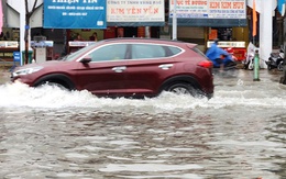 Quảng Trị: Mưa trắng trời, đường phố "biến thành sông" do ảnh hưởng bão số 10