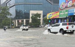 Mưa trắng trời, đường phố biến thành sông trước khi bão số 10 Bualoi giật cấp 15 đổ bộ