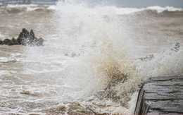 Cận cảnh sóng lớn uy hiếp bờ biển Nghệ An, Hà Tĩnh trước giờ bão Bualoi đổ bộ