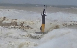 CLIP: Ngư dân bám phao giữa sóng dữ trong vụ tàu cá TP HCM gặp nạn do bão số 10 Bualoi