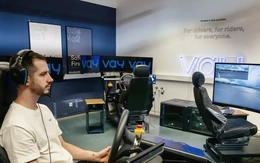 Lái xe taxi… từ xa