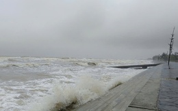 VIDEO: Bão số 10 Bualoi giật cấp 15 áp sát, bầu trời tối đen, biển động dữ dội