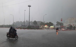 Bầu trời TP HCM tối sầm, mưa lớn trút xuống nhiều nơi