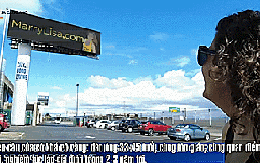 Chi hàng chục ngàn đô thuê biển quảng cáo dọc quốc lộ chỉ để… tìm chồng!