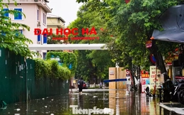 Hà Nội mưa xối xả, nhiều tuyến phố thành 'biển nước'