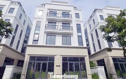 Chủ đầu tư 'đau đầu' với khu biệt thự, liền kề triệu đô bỏ hoang, cỏ dại mọc um tùm giữa Thủ đô