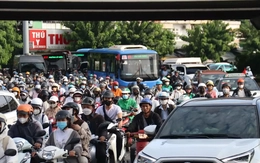 Các tuyến đường vào trung tâm TPHCM kẹt cứng trong ngày đầu đi làm sau lễ