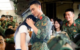 Cảnh tượng đặc biệt tại ga Hà Nội sáng 3/9: Người dân bịn rịn chia tay cán bộ, chiến sĩ miền Nam sau khi hoàn thành nhiệm vụ A80