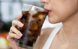 2 loại đồ uống quen thuộc làm rụng tóc và bạc tóc sớm nhưng vạn người mê, khuyên bổ sung 2 thứ để khắc phục