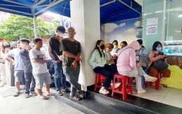 Khó mua vàng miếng SJC, nhiều người xếp hàng mua vàng nhẫn ở TP HCM