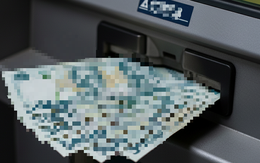 Tìm chủ nhân số tiền lớn chưa kịp lấy ở khe rút tiền cây ATM