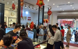 Hết chờ đợi mua vàng, lại đến xếp hàng mua bạc