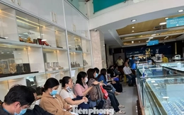 Lý do nhiều người 'quay xe' khi vừa tới tiệm vàng