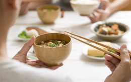 Chất độc bám ngay trên đũa, nuốt quá 20mg là tử vong, mắt thường có thể thấy nhưng người Việt vẫn chủ quan đưa vào miệng mỗi ngày