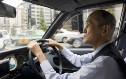 20 năm lái xe cho ông chủ giàu có, lương 33 triệu đồng/tháng, khi xin nghỉ tôi được tặng 1 chiếc hộp thiếc han gỉ: Mở ra, thứ bên trong khiến tôi cả đời khó quên