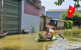 Hà Nội: Ngập sâu gần 1m, người dân nhiều xã ngoại thành phải dùng thuyền