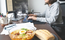 Lối sống vội trong cả bữa ăn, giấc ngủ đang bào mòn sức khỏe người trẻ