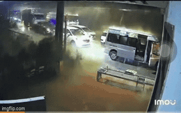 Tiếng động chát chúa, đất đá ầm ầm sạt lở vùi ô tô ở đèo Ô Quy Hồ, người dân và du khách hoảng loạn tháo chạy