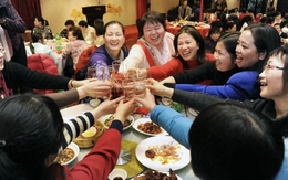 Họp lớp không chỉ là gặp lại bạn cũ: 6 kiểu người hé lộ toan tính, mục đich sau những chén rượu giao lưu