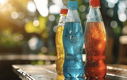 Vì sao đáy chai nhựa nước ngọt luôn lồi lõm? Bí mật thiết kế tuy nhỏ nhưng "cứu" cả ngành đồ uống tỷ đô