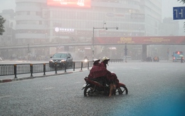 Hà Nội ngập kinh hoàng, Sở GD-ĐT chỉ đạo nóng cho tất cả các trường trên thành phố