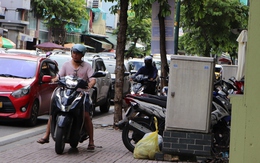 Chạy xe trên vỉa hè, 30 chủ xe máy ở TP HCM nhận giấy phạt nguội tại nhà