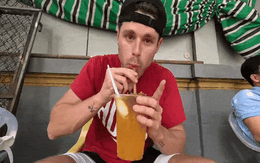 Khách Tây trầm trồ trước 5 món đồ uống bình dân, giá rẻ, bán đầy vỉa hè: "Chỉ có thể tìm thấy ở Việt Nam!"