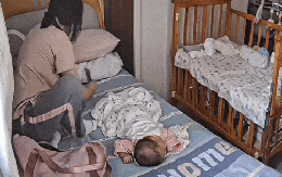 Ngày cuối cùng làm việc, cô bảo mẫu đặt phong bao lì xì dưới gối cho người mẹ mới sinh: "Bé hơi quấy nhưng em đừng lo lắng quá nhé!"