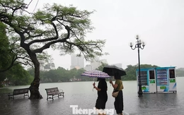 Nước hồ Gươm tràn bờ, nhiều tuyến phố cổ ngập sâu