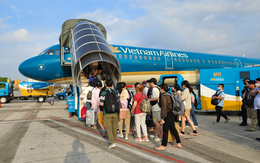 Các hãng hàng không đồng loạt mở bán vé máy bay Tết sớm: Giá cao ngất ngưởng, có chặng hơn 9 triệu đồng vẫn "cháy" vé