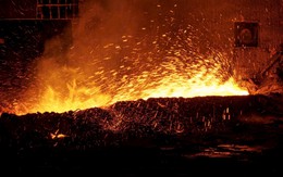 Lò cao số 2 của Khu liên hợp gang thép Hòa Phát Dung Quất 2 ra mẻ gang đầu tiên