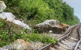 NÓNG: Đường sắt biến dạng, tàu Bắc - Nam tạm ngưng qua Quảng Trị