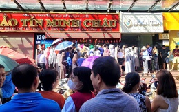 Nghẹt thở trước tiệm vàng, hàng trăm người xếp hàng chờ mua khi giá vàng lên đỉnh lịch sử