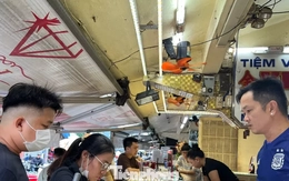 Cảnh trái ngược ở tiệm vàng giữa lúc giá tăng 'nóng'