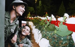 Buổi chiếu đặc biệt nhất của Mưa Đỏ: Hàng ghế trống, balo, hoa cúc trắng và khoảnh khắc cúi đầu trước lịch sử