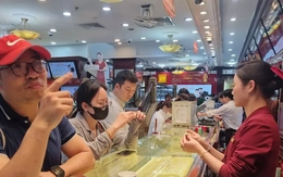 Giá vàng tăng không ngừng: Nên quản hay buông?