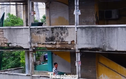 Sống bất an trong chung cư ở TPHCM: 'Nghe tiếng động mạnh là sợ trần rơi'