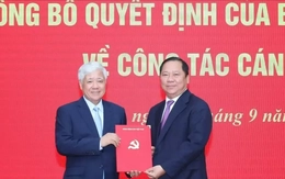 Công bố quyết định của Bộ Chính trị về  công tác  cán bộ