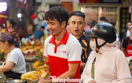 Chợ “nhà giàu” Hà Nội sáng Rằm tháng 7: Gà ngậm hoa hồng giá nửa triệu đồng một con