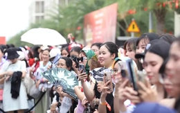 Hàng vạn người đổ đi xem concert cuối cùng của 33 anh tài