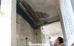Chung cư xuống cấp, trần rơi lả tả