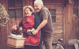 Nghiên cứu của Anh phát hiện đời người có 2 thời điểm mà chúng ta hạnh phúc nhất