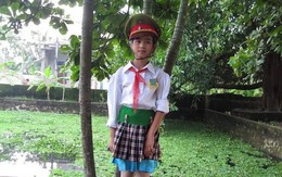 Bức ảnh bé gái đeo khăn quàng đỏ gây sốt: Giờ là Hoa hậu học giỏi, sở hữu đôi chân đẹp nhất showbiz Việt