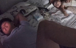 Cậu bé chưa đầy 1 tuổi khiến bố trẻ đỏ mặt giữa đêm