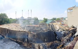 Cận cảnh khu nhà xưởng 700m2 cháy rụi sau vài giờ ở Hà Nội